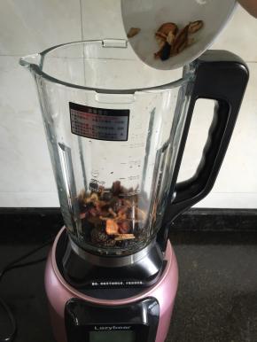 倒入破壁机杯体内；