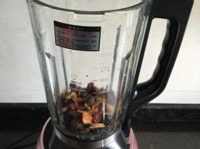 倒入破壁机杯体内；