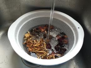 将所有食材清洗3遍去掉灰尘渣滓；