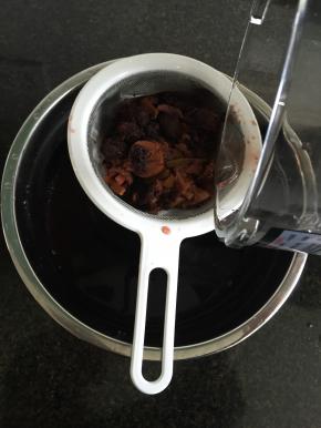 煮好完全冷却后过滤，然后放入冰箱冷藏即可，喝的时候撒一点干桂花味道更加好;