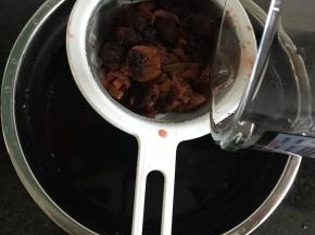 煮好完全冷却后过滤，然后放入冰箱冷藏即可，喝的时候撒一点干桂花味道更加好;
