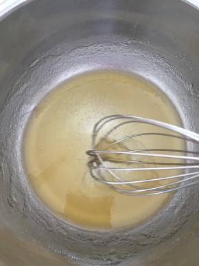 将转化糖浆和植物油混合，用打蛋器搅打均匀至乳化；