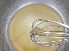 将转化糖浆和植物油混合，用打蛋器搅打均匀至乳化；