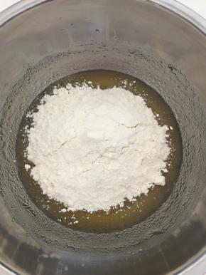 倒入月饼预拌粉；