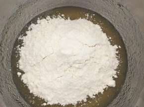 倒入月饼预拌粉；