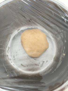 揉成一个光滑的面团，盖上保鲜膜静置半小时，然后将枣泥馅搓成35g一个的圆球；