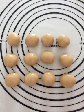 将静置好的面团分成15g一个，一一揉圆；