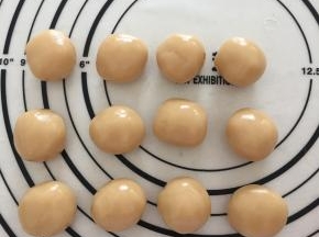 将静置好的面团分成15g一个，一一揉圆；