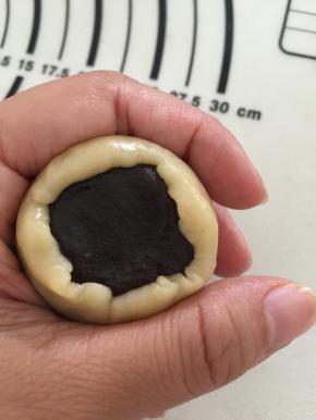 包入枣泥馅，用虎口收紧；