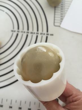 放入包好内馅的面团，用手轻轻压实；