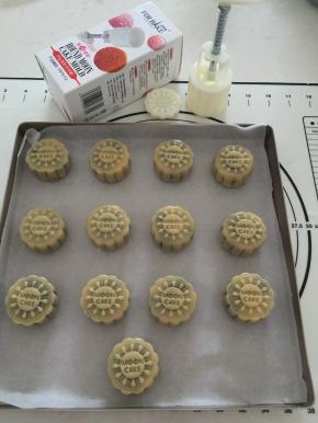 放在烤盘上压好花型；