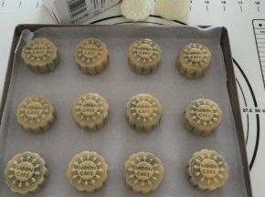 放在烤盘上压好花型；