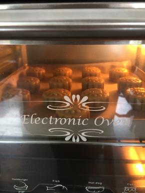 烤箱170度预热好后，中层上下火烤10分钟；