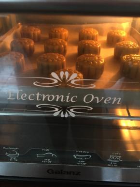 继续放入预热好的烤箱内烤，中层上下火烤12分钟即可；