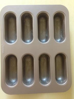 1、模具用配料里的室温软化黄油刷好 放入冰箱冷藏 一个作用是防粘 容易脱模 另一个是可以让成品表面更香酥