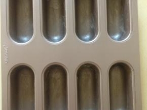 1、模具用配料里的室温软化黄油刷好 放入冰箱冷藏 一个作用是防粘 容易脱模 另一个是可以让成品表面更香酥