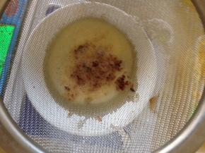 把黄油的焦渣滤掉 