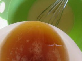 在蛋清里加入焦化黄油