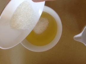 蛋清加入白砂糖