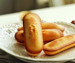 稍微晾凉即可脱模 用的是学厨八联模 很容易脱模 可以吃啦 配一杯咖啡或是红茶 感受一下金融家的下午时光