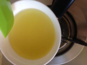 隔热水加热至糖融化 不要大力搅动 会形成气泡