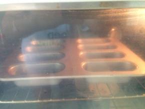 200度预热 中层烤15～20分钟 至蛋糕表面金黄 微微焦边 取出