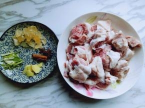 准备好食材。肉洗干净。葱姜蒜去皮切碎。