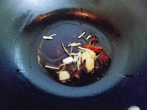 锅中加入油，加入香料煸炒。