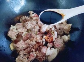 加入一勺老抽。