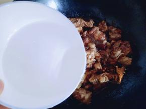 加入水，没过肉即可，大火烧开，转小火慢炖40分钟。