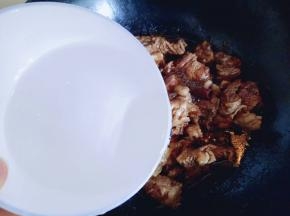 加入水，没过肉即可，大火烧开，转小火慢炖40分钟。