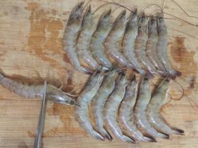 1. 把虾冲洗干净去掉虾头