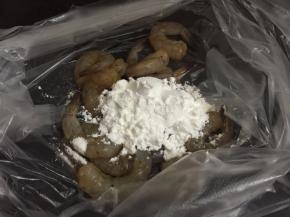4. 把虾和玉米淀粉装进保鲜袋中，把袋口抓紧拿起摇一摇
