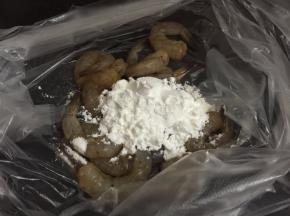 4. 把虾和玉米淀粉装进保鲜袋中，把袋口抓紧拿起摇一摇