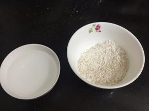6. 把材料2全部混合在一起搅拌均匀，拿一小碗准备半碗水