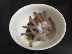 3. 把1的材料都倒入碗中，搅均匀，腌制20分钟