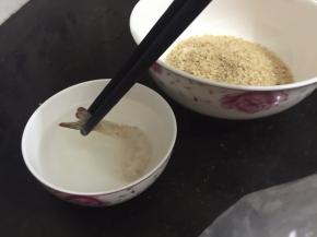 7. 把包裹了生粉的虾放在水里，然后立刻夹出