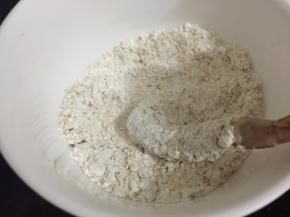 8. 放入粉和麦片中包裹均匀