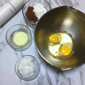 将所需材料称好，玉米油和牛奶混合