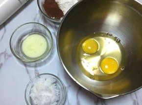 将所需材料称好，玉米油和牛奶混合