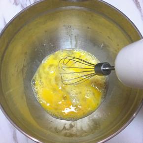 鸡蛋盆需干净无水无油，倒入全部糖用电动打蛋器打发