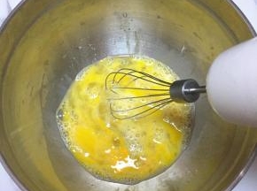 鸡蛋盆需干净无水无油，倒入全部糖用电动打蛋器打发