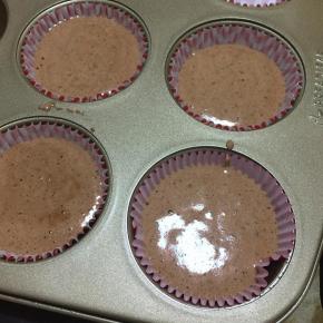 纸托放入模具中，将蛋糕糊缓缓倒入纸托中，八分满，震出大气泡，放入烤箱150度25分钟