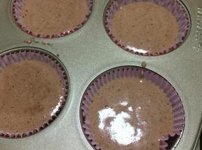 纸托放入模具中，将蛋糕糊缓缓倒入纸托中，八分满，震出大气泡，放入烤箱150度25分钟