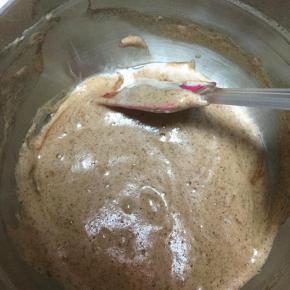 将牛奶和玉米油的混合物缓缓从边缘倒入蛋糊中