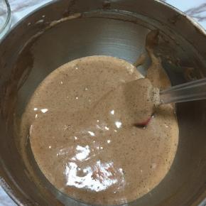 翻拌均匀，这时预热烤箱上下火150度5分钟