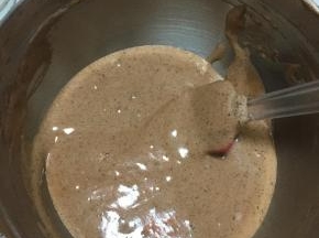 翻拌均匀，这时预热烤箱上下火150度5分钟