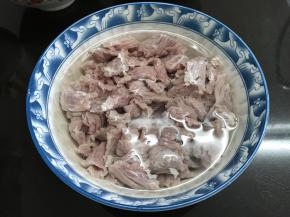 牛肉买回来切薄片后泡去血水。