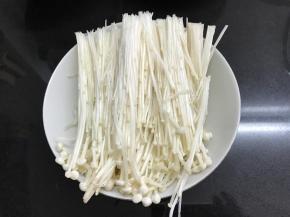 金针茹去掉根部。