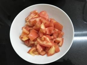 西红柿切小块。